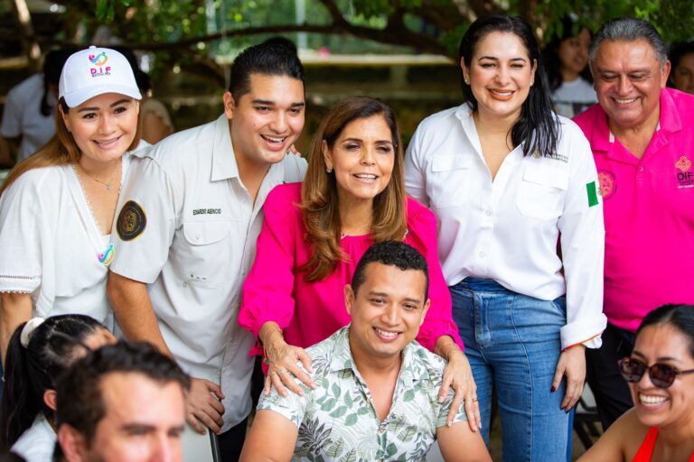 Estefanía Mercado y Verónica Lezama festejan al personal del DIF Solidaridad