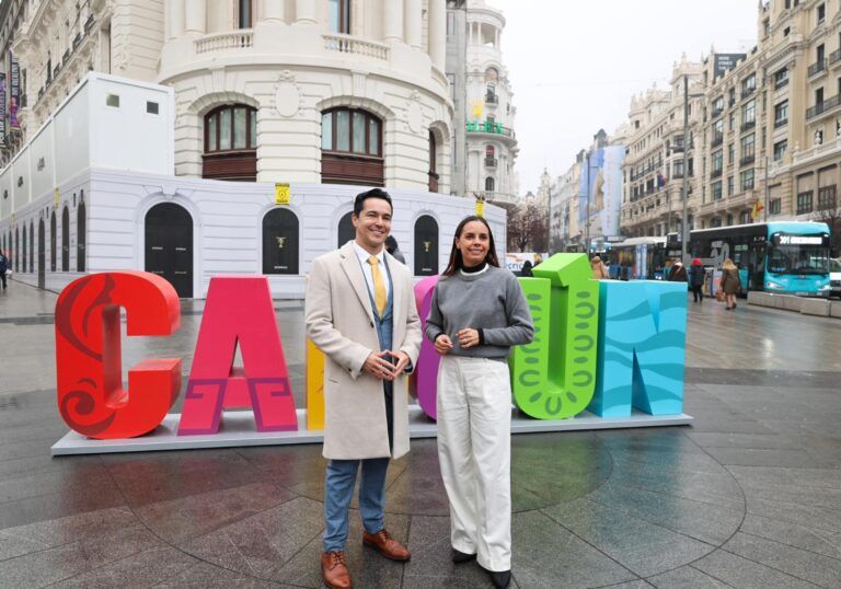 Colocan parador fotográfico con las letras de CANCÚN en la Gran Vía de Madrid, España