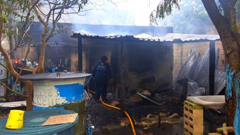 Bomberos de Cancún e Isla Mujeres suman esfuerzos para apagar el fuego que consumió una vivienda