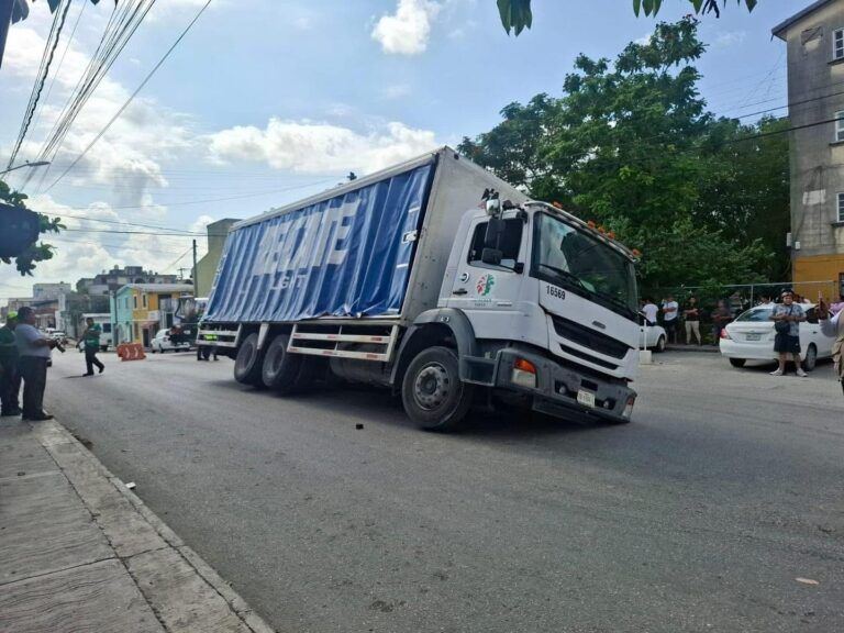Camión cargado de cervezas cayó en un nuevo socavón