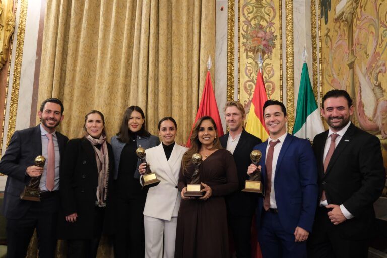 Cancún se consolida como destino turístico mundial al ganar 4 galardones en los World Travel Awards 2024 en Fitur