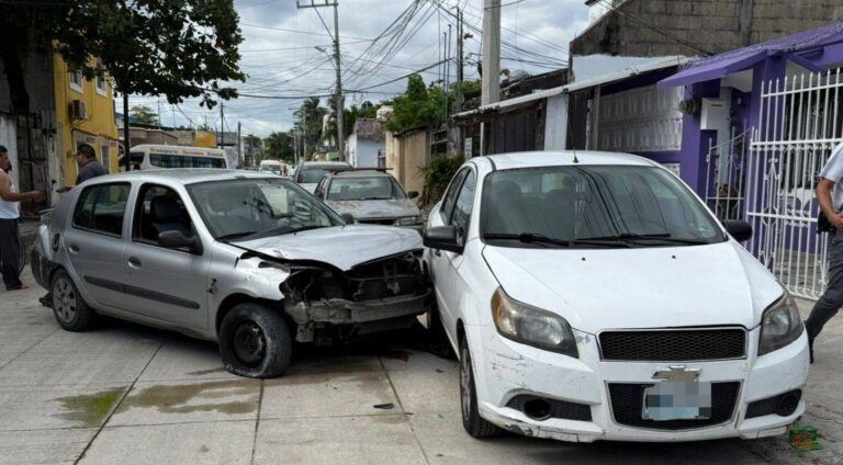 Aparatoso accidente vehicular entre tres vehículos, deja cuantiosos daños materiales