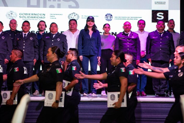 Estefanía Mercado entrega insignias de ascenso a personal en retiro y elementos en activo de la Policía Municipal