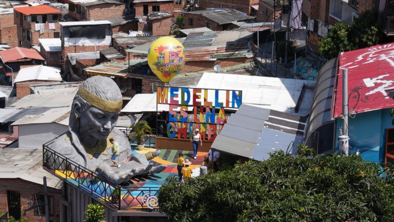 “Por cada deportado, un gringo de El Poblado”: la cruda realidad detrás de un meme en Colombia