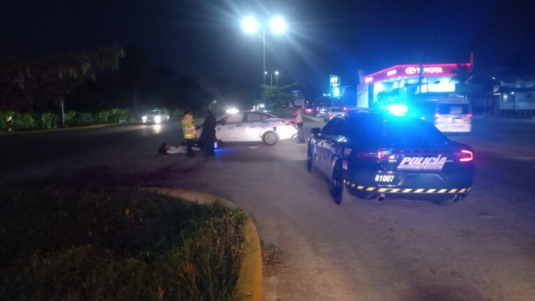 Joven motociclista se impacta contra un taxi en el bulevar Playa del Carmen