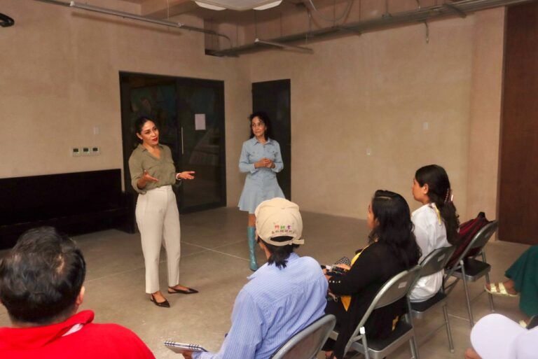 Imparten taller a comunidad artística de Puerto Morelos para la gestión de fondos
