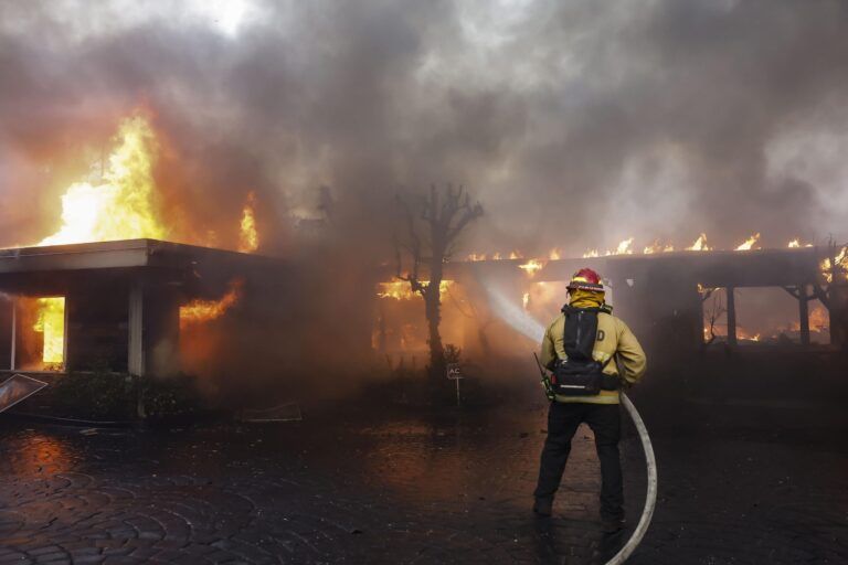 Fuertes vientos reavivan incendios en Los Ángeles; la urbe, arrasada en 8 días