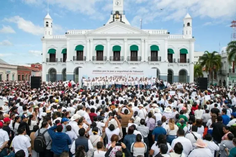 Marchan miles en Tabasco para pedir seguridad y en apoyo al gobernador
