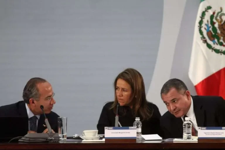 UIF e Infonavit investigan triangulaciones millonarias a Calderón y Zavala