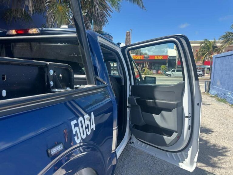 Policías de Cancún polarizaron los cristales de una patrulla nueva, pese a no estar permitido