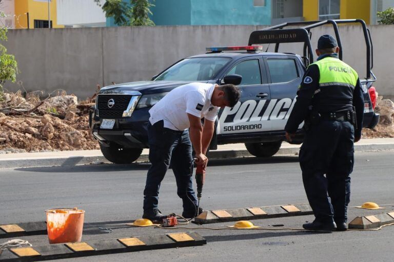 La SSCM coloca nueva señalización en el crucero que une Paseos Xcacel y Villas del Sol