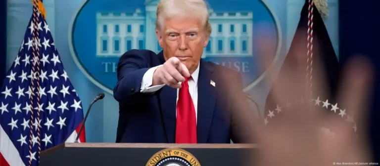 Trump asegura que Venezuela recibirá vuelos con deportados