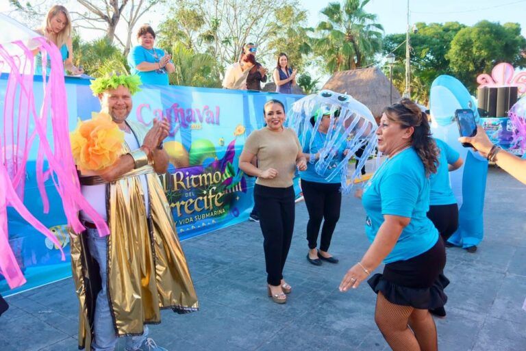 Blanca Merari disfruta en Leona Vicario el desfile de carros alegóricos y la tercera jornada carnavalesca