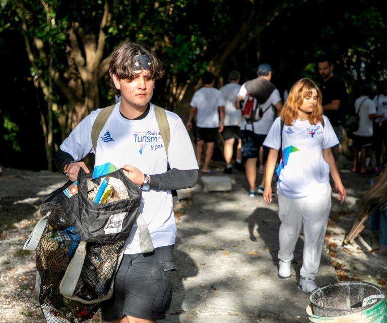 Más de 150 jóvenes y Grupo Dakatso de México se unen para limpiar el cenote de La Guadalupana