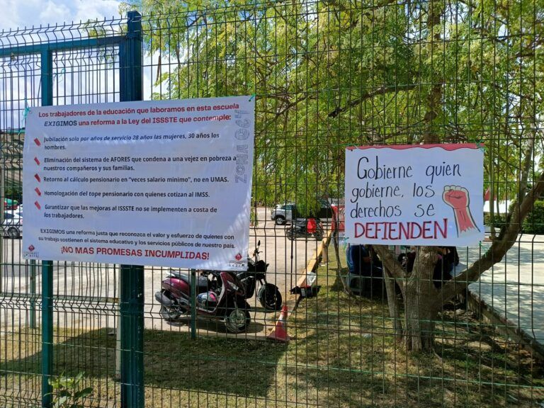 Maestros de educación básica de Cancún toman instalaciones de la SEQ