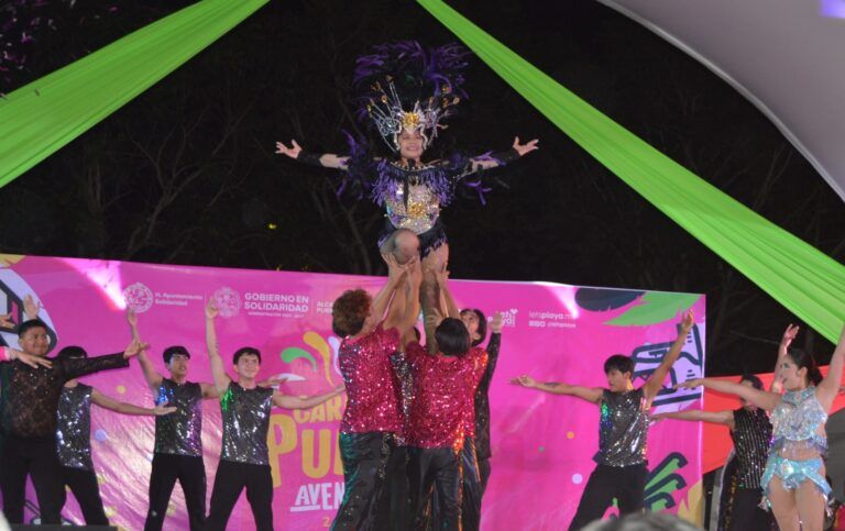 El “Carnaval del Pueblo” arriba lleno de diversión a Puerto Aventuras