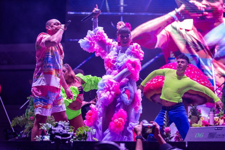 Miles de personas bailan en el “Carnaval del Pueblo” Playa del Carmen 2025 con Bomba Estéreo