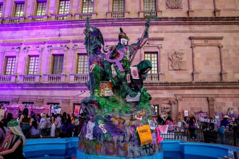 «Claudia, no llegamos todas»: Miles de mexicanas marchan el 8M