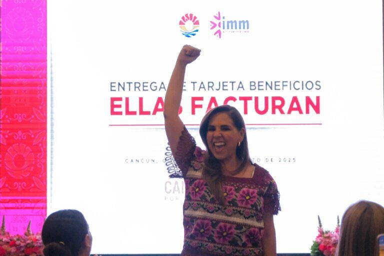Mara Lezama entrega tarjetas “Ellas Facturan” en Benito Juárez, junto a Ana Paty Peralta