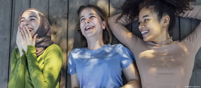 Por qué la felicidad es importante para la democracia