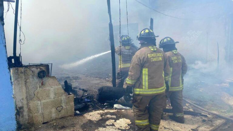 Incendio acaba con endeble vivienda en la Región 228 de Cancún