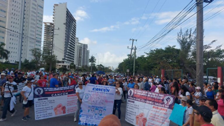 Maestros de Cancún vuelven a cerrar circulación vial y acusan al gobierno del estado de negarse al diálogo