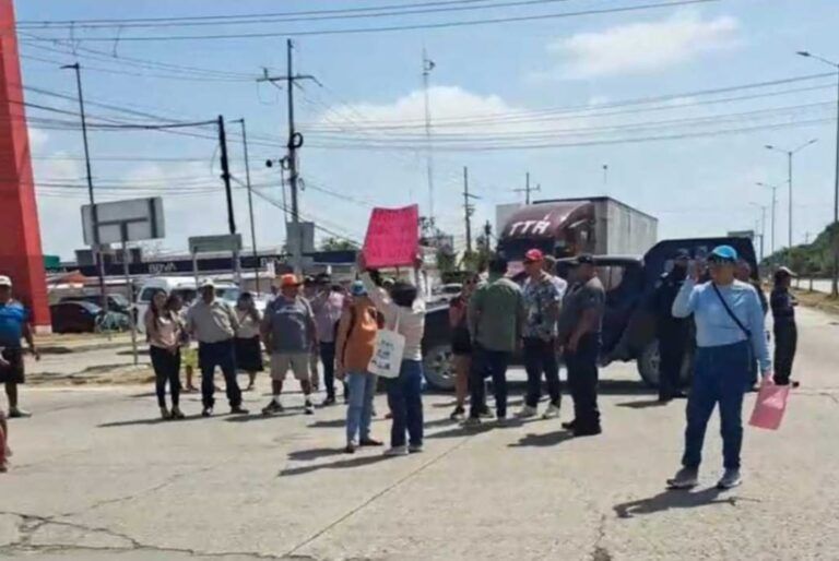 Pobladores de Punta Allen realizan bloqueo en Tulum