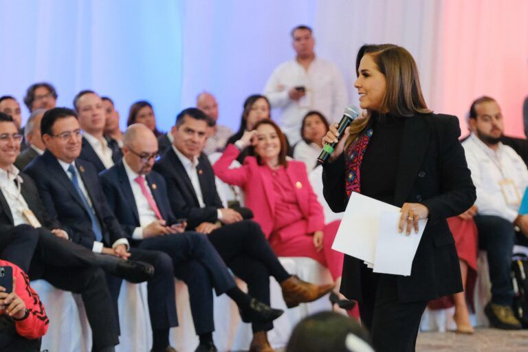 Mara Lezama presenta el modelo de turismo comunitario Maya Ka’an ante líderes del sector, en el Tianguis Turístico 2025