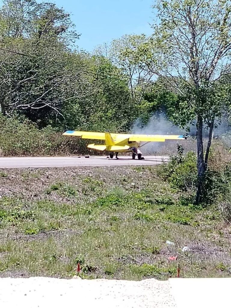 Avioneta aterriza de emergencia cerca de Chichén Itzá, en la Carretera Valladolid-Pisté a la altura de Kaua