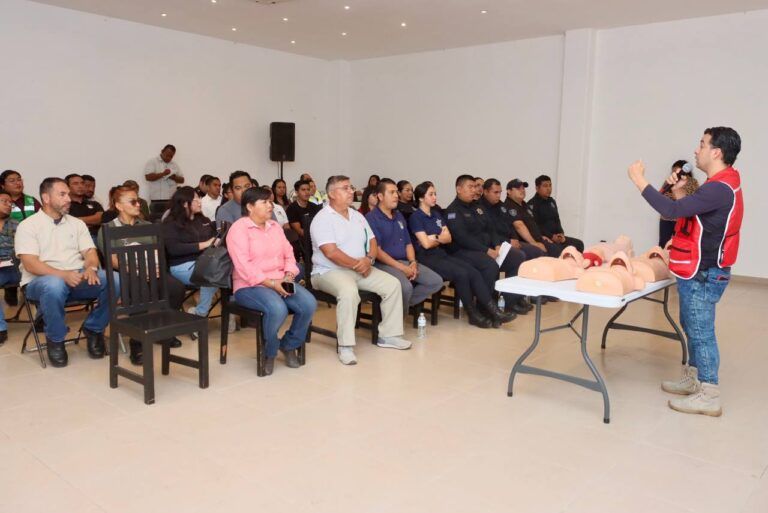 Capacitan a servidores públicos en primeros auxilios