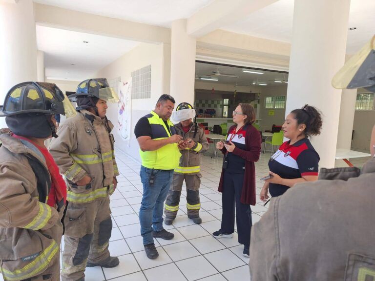 Evacúan a estudiantes de preparatoria del Colegio Boston de Cancún por olor a gas