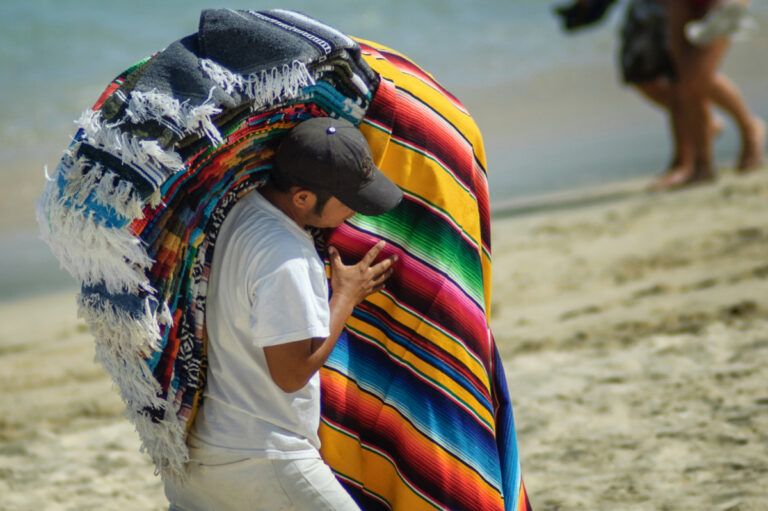 El ambulantaje en la Zona Hotelera de Cancún, un problema latente