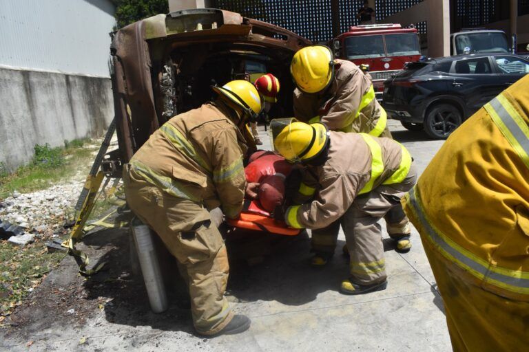 Bomberos de Puerto Morelos se capacitan de manera permanente