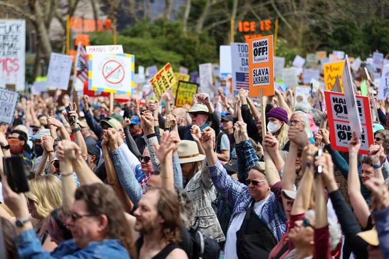“Manos fuera”, las protestas contra Musk y Trump en EE.UU.