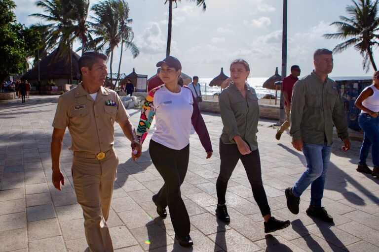 Estefanía Mercado realiza operativo con la SEMAR y ZOFEMAT para enfrentar el sargazo en Playa del Carmen