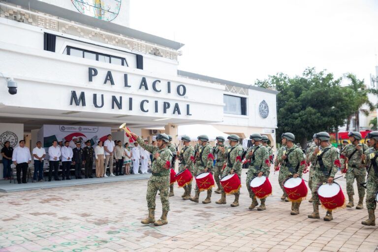 Estefanía Mercado preside el desfile del CCXV Aniversario de la Independencia de México