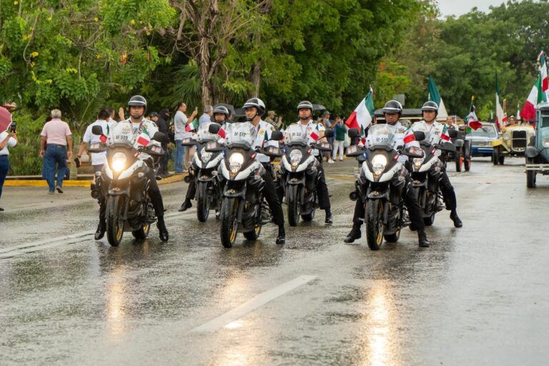Cancún conmemora el 215 Aniversario de la Independencia con desfile cívico-militar