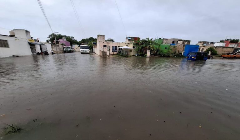 Cancún colapsa por intensas lluvias de la onda tropical 33