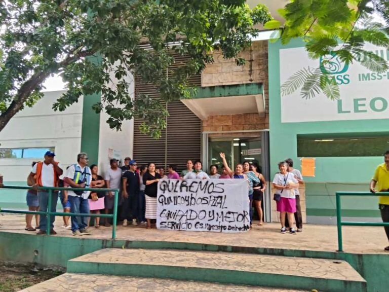 Protestan contra retiro de equipo médico en el Centro de Salud de Leona Vicario