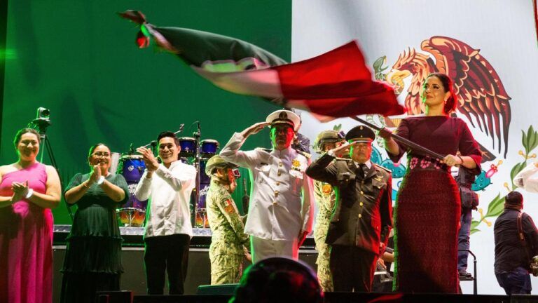 Estefanía Mercado encabeza histórico Grito de Independencia