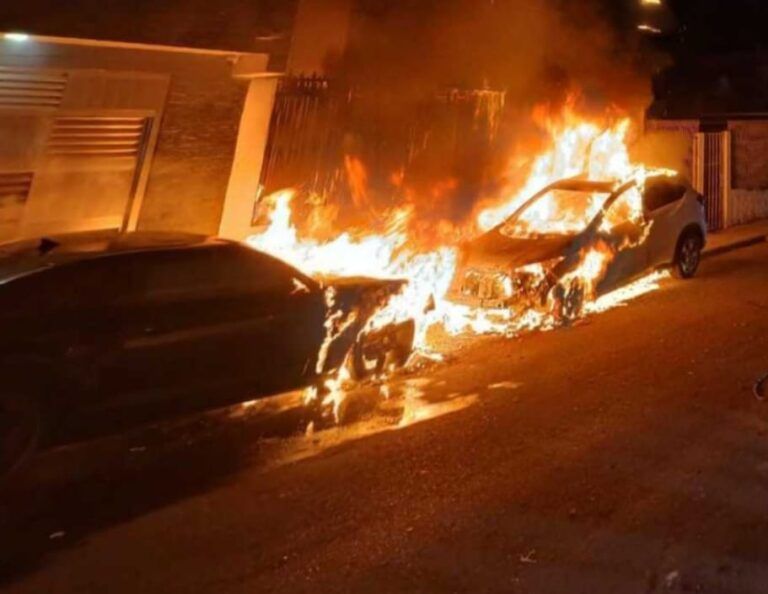 Atacan con bombas molotov dos vehículos estacionados en la colonia Gonzalo Guerrero