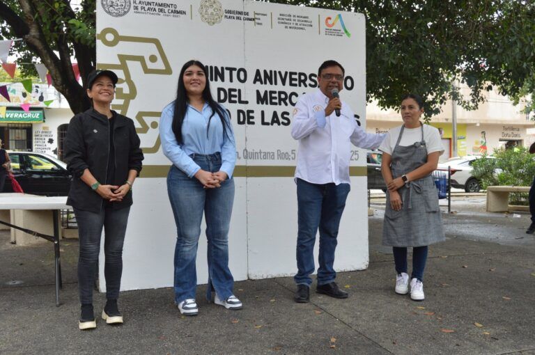 Celebran el 5° Aniversario del Mercado Mundo de las Piñatas en Playa del Carmen