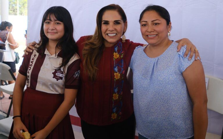 En fortalecimiento al derecho a la educación, Mara Lezama entrega 374 tarjetas de la beca “Rita Cetina”, en Cancún