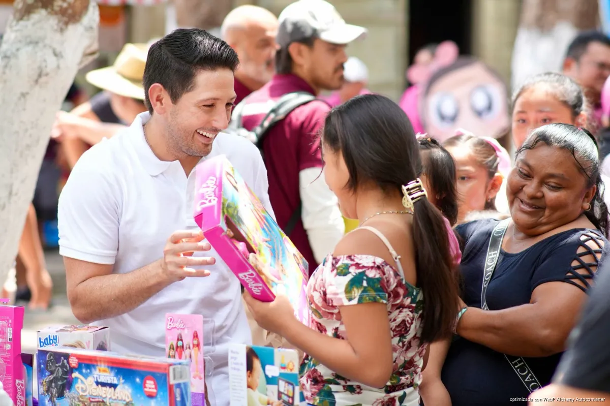 Renán Sánchez Tajonar participa con el DIF Quintana Roo entregando ...